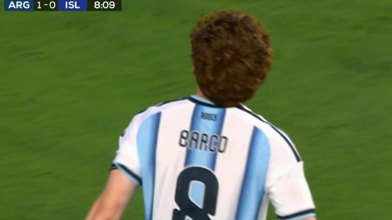 Phút 8, Barco sút xa ngoạn mục mở tỷ số 1-0 cho Argentina trước Iceland ở hiệp 1.