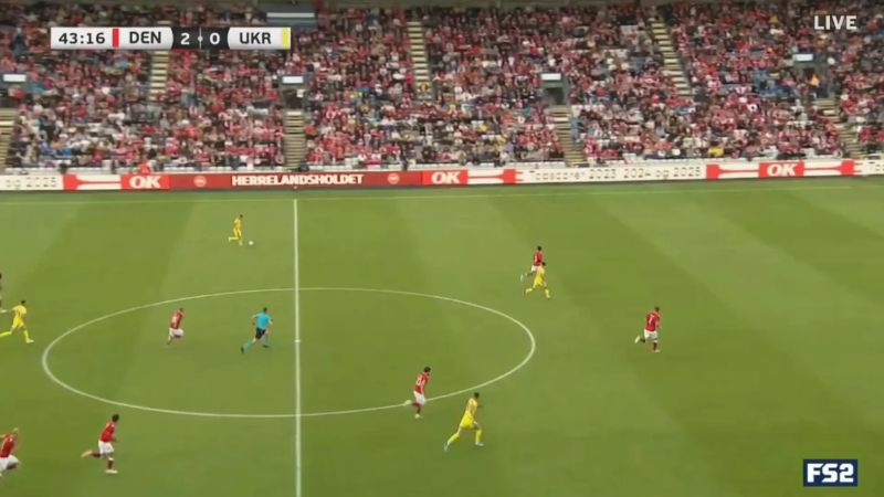 Mæhle đánh đầu nâng tỷ số lên 2-0 cho Đan Mạch. Ukraine phản công nhưng bất thành.