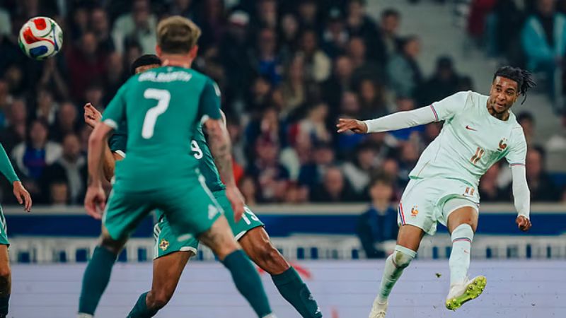 Phút 47, Olise vô-lê đẹp mắt từ quả tạt của Gusto, nâng tỷ số lên 2-0 cho Pháp.