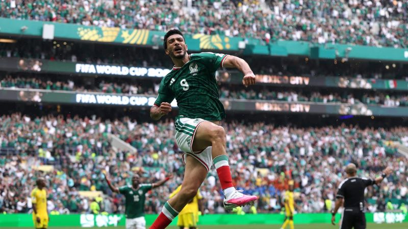 Jiménez đánh đầu nâng tỷ số lên 2-0, khóc nghẹn ngào với bàn thắng đầu tại World Cup.